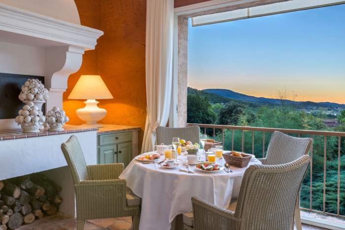 La Bastide du Calalou, Hôtel 4 étoiles dans le Var, Table Restaurant avec Vue sur la Nature