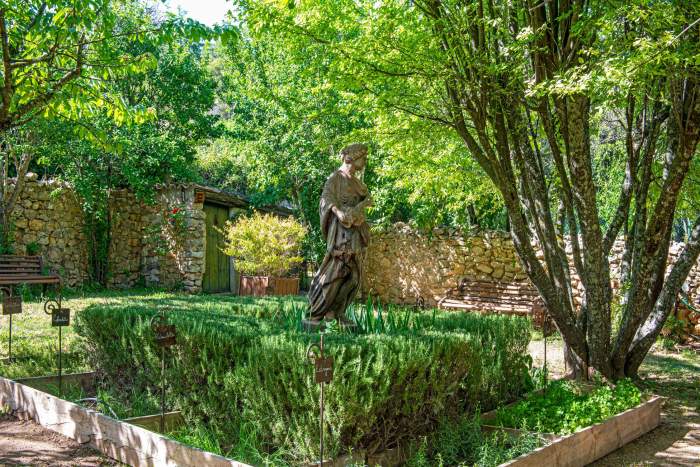 La Bastide du Calalou, Hôtel 4 étoiles dans le Var, Jardin avec Statue