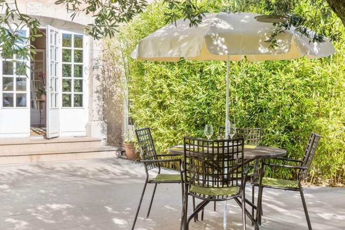 La Bastide du Calalou, Hôtel 4 étoiles dans le Var, Table avec Parasol