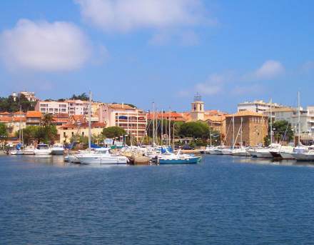 La Bastide du Calalou, Hôtel Moissac-Bellevue dans le Var, Port avec des Bateaux