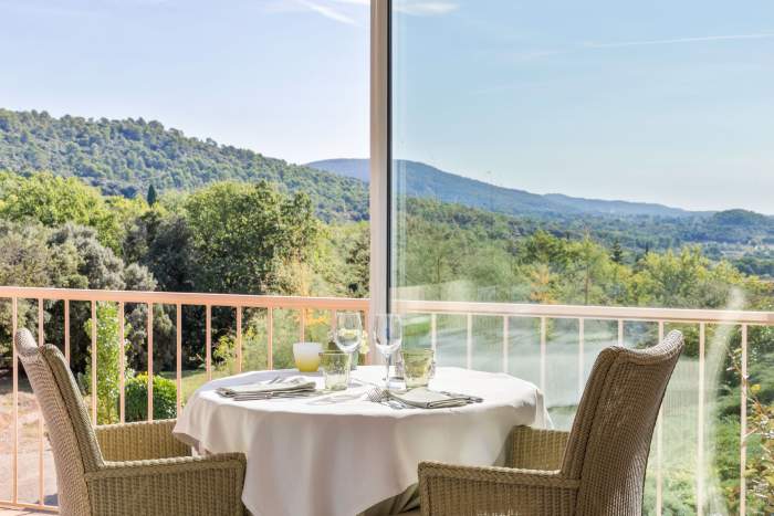 La Bastide du Calalou, Hôtel 4 étoiles dans le Var, Table Restaurant avec Vue sur la Nature